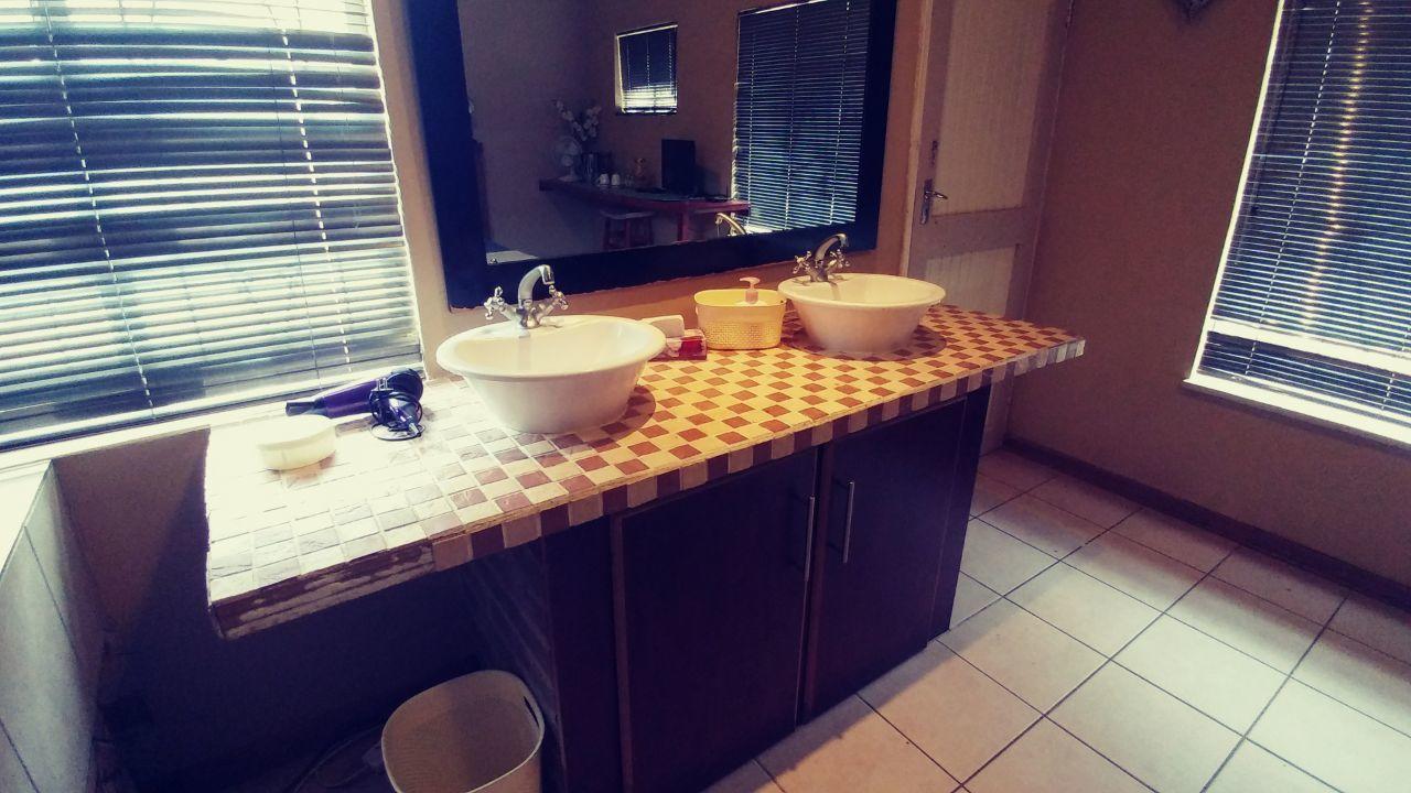 A & R Guesthouse ブルームフォンテーン エクステリア 写真